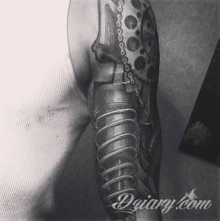 Niesamowite w swojej formie tatuaże-rękawy zajmują cała powierzchnię ramiona i przedramiona. Tworzą jednolitą zdobiącą ciało całość. Taki graficzny rękaw na skórze to tatuaż szczególnie ciekawy w przypadku aktywnych, silnych mężczyzn. 