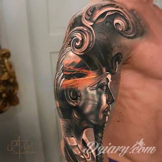 Niesamowite w swojej formie tatuaże-rękawy zajmują cała powierzchnię ramiona i przedramiona. Tworzą jednolitą zdobiącą ciało całość. Taki graficzny rękaw na skórze to tatuaż szczególnie ciekawy w przypadku aktywnych, silnych mężczyzn. 