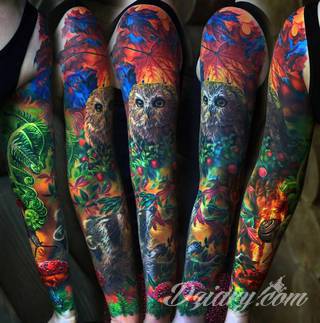 Niesamowite w swojej formie tatuaże-rękawy zajmują cała powierzchnię ramiona i przedramiona. Tworzą jednolitą zdobiącą ciało całość. Taki graficzny rękaw na skórze to tatuaż szczególnie ciekawy w przypadku aktywnych, silnych mężczyzn. 