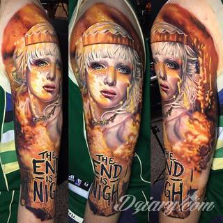 Niesamowite w swojej formie tatuaże-rękawy zajmują cała powierzchnię ramiona i przedramiona. Tworzą jednolitą zdobiącą ciało całość. Taki graficzny rękaw na skórze to tatuaż szczególnie ciekawy w przypadku aktywnych, silnych mężczyzn. 