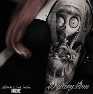 Niesamowite w swojej formie tatuaże-rękawy zajmują cała powierzchnię ramiona i przedramiona. Tworzą jednolitą zdobiącą ciało całość. Taki graficzny rękaw na skórze to tatuaż szczególnie ciekawy w przypadku aktywnych, silnych mężczyzn. 