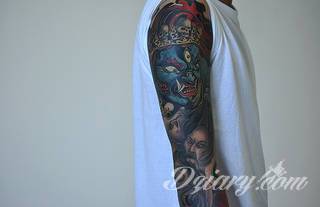 Niesamowite w swojej formie tatuaże-rękawy zajmują cała powierzchnię ramiona i przedramiona. Tworzą jednolitą zdobiącą ciało całość. Taki graficzny rękaw na skórze to tatuaż szczególnie ciekawy w przypadku aktywnych, silnych mężczyzn. 