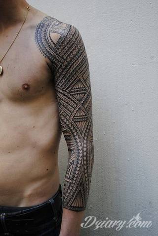 Niesamowite w swojej formie tatuaże-rękawy zajmują cała powierzchnię ramiona i przedramiona. Tworzą jednolitą zdobiącą ciało całość. Taki graficzny rękaw na skórze to tatuaż szczególnie ciekawy w przypadku aktywnych, silnych mężczyzn. 