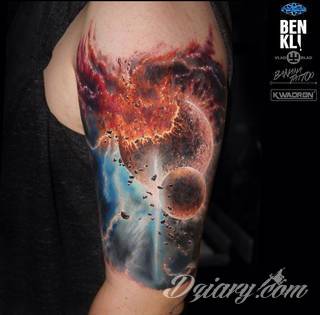 Niesamowite w swojej formie tatuaże-rękawy zajmują cała powierzchnię ramiona i przedramiona. Tworzą jednolitą zdobiącą ciało całość. Taki graficzny rękaw na skórze to tatuaż szczególnie ciekawy w przypadku aktywnych, silnych mężczyzn. 