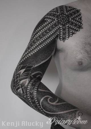 Niesamowite w swojej formie tatuaże-rękawy zajmują cała powierzchnię ramiona i przedramiona. Tworzą jednolitą zdobiącą ciało całość. Taki graficzny rękaw na skórze to tatuaż szczególnie ciekawy w przypadku aktywnych, silnych mężczyzn. 