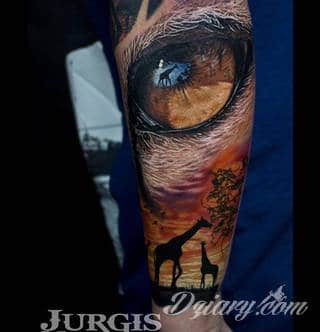 Niesamowite w swojej formie tatuaże-rękawy zajmują cała powierzchnię ramiona i przedramiona. Tworzą jednolitą zdobiącą ciało całość. Taki graficzny rękaw na skórze to tatuaż szczególnie ciekawy w przypadku aktywnych, silnych mężczyzn. 