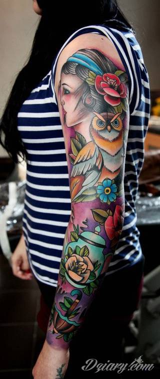 Niesamowite w swojej formie tatuaże-rękawy zajmują cała powierzchnię ramiona i przedramiona. Tworzą jednolitą zdobiącą ciało całość. Taki graficzny rękaw na skórze to tatuaż szczególnie ciekawy w przypadku aktywnych, silnych mężczyzn. 