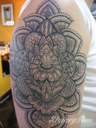 Niesamowite w swojej formie tatuaże-rękawy zajmują cała powierzchnię ramiona i przedramiona. Tworzą jednolitą zdobiącą ciało całość. Taki graficzny rękaw na skórze to tatuaż szczególnie ciekawy w przypadku aktywnych, silnych mężczyzn. 