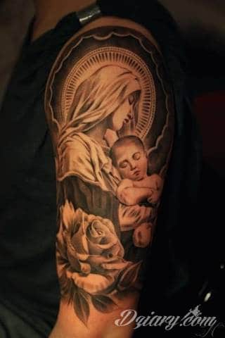 Niesamowite w swojej formie tatuaże-rękawy zajmują cała powierzchnię ramiona i przedramiona. Tworzą jednolitą zdobiącą ciało całość. Taki graficzny rękaw na skórze to tatuaż szczególnie ciekawy w przypadku aktywnych, silnych mężczyzn. 