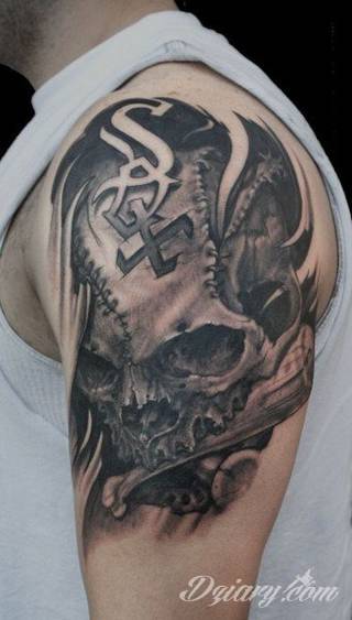 Niesamowite w swojej formie tatuaże-rękawy zajmują cała powierzchnię ramiona i przedramiona. Tworzą jednolitą zdobiącą ciało całość. Taki graficzny rękaw na skórze to tatuaż szczególnie ciekawy w przypadku aktywnych, silnych mężczyzn. 