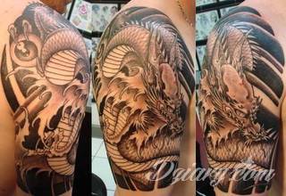 Niesamowite w swojej formie tatuaże-rękawy zajmują cała powierzchnię ramiona i przedramiona. Tworzą jednolitą zdobiącą ciało całość. Taki graficzny rękaw na skórze to tatuaż szczególnie ciekawy w przypadku aktywnych, silnych mężczyzn. 