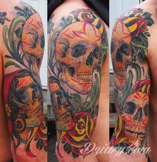 Niesamowite w swojej formie tatuaże-rękawy zajmują cała powierzchnię ramiona i przedramiona. Tworzą jednolitą zdobiącą ciało całość. Taki graficzny rękaw na skórze to tatuaż szczególnie ciekawy w przypadku aktywnych, silnych mężczyzn. 