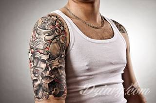 Niesamowite w swojej formie tatuaże-rękawy zajmują cała powierzchnię ramiona i przedramiona. Tworzą jednolitą zdobiącą ciało całość. Taki graficzny rękaw na skórze to tatuaż szczególnie ciekawy w przypadku aktywnych, silnych mężczyzn. 