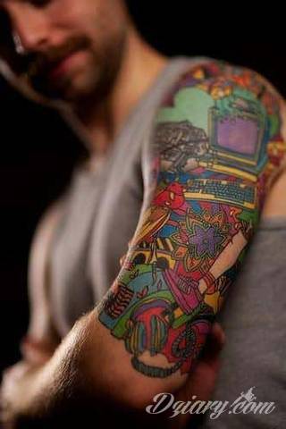 Niesamowite w swojej formie tatuaże-rękawy zajmują cała powierzchnię ramiona i przedramiona. Tworzą jednolitą zdobiącą ciało całość. Taki graficzny rękaw na skórze to tatuaż szczególnie ciekawy w przypadku aktywnych, silnych mężczyzn. 