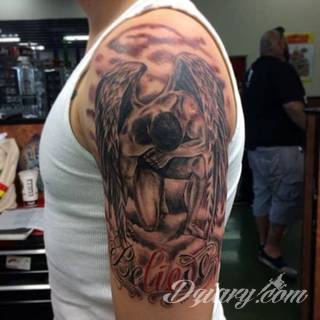 Niesamowite w swojej formie tatuaże-rękawy zajmują cała powierzchnię ramiona i przedramiona. Tworzą jednolitą zdobiącą ciało całość. Taki graficzny rękaw na skórze to tatuaż szczególnie ciekawy w przypadku aktywnych, silnych mężczyzn. 