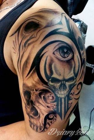 Niesamowite w swojej formie tatuaże-rękawy zajmują cała powierzchnię ramiona i przedramiona. Tworzą jednolitą zdobiącą ciało całość. Taki graficzny rękaw na skórze to tatuaż szczególnie ciekawy w przypadku aktywnych, silnych mężczyzn. 