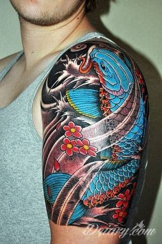 Niesamowite w swojej formie tatuaże-rękawy zajmują cała powierzchnię ramiona i przedramiona. Tworzą jednolitą zdobiącą ciało całość. Taki graficzny rękaw na skórze to tatuaż szczególnie ciekawy w przypadku aktywnych, silnych mężczyzn. 