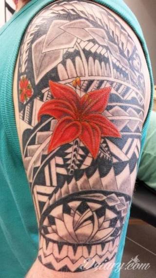 Niesamowite w swojej formie tatuaże-rękawy zajmują cała powierzchnię ramiona i przedramiona. Tworzą jednolitą zdobiącą ciało całość. Taki graficzny rękaw na skórze to tatuaż szczególnie ciekawy w przypadku aktywnych, silnych mężczyzn. 