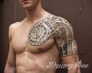 Niesamowite w swojej formie tatuaże-rękawy zajmują cała powierzchnię ramiona i przedramiona. Tworzą jednolitą zdobiącą ciało całość. Taki graficzny rękaw na skórze to tatuaż szczególnie ciekawy w przypadku aktywnych, silnych mężczyzn. 