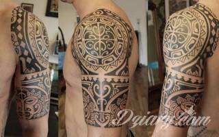 Niesamowite w swojej formie tatuaże-rękawy zajmują cała powierzchnię ramiona i przedramiona. Tworzą jednolitą zdobiącą ciało całość. Taki graficzny rękaw na skórze to tatuaż szczególnie ciekawy w przypadku aktywnych, silnych mężczyzn. 