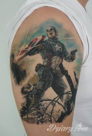 Niesamowite w swojej formie tatuaże-rękawy zajmują cała powierzchnię ramiona i przedramiona. Tworzą jednolitą zdobiącą ciało całość. Taki graficzny rękaw na skórze to tatuaż szczególnie ciekawy w przypadku aktywnych, silnych mężczyzn. 