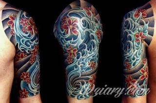 Niesamowite w swojej formie tatuaże-rękawy zajmują cała powierzchnię ramiona i przedramiona. Tworzą jednolitą zdobiącą ciało całość. Taki graficzny rękaw na skórze to tatuaż szczególnie ciekawy w przypadku aktywnych, silnych mężczyzn. 