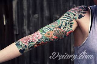 Niesamowite w swojej formie tatuaże-rękawy zajmują cała powierzchnię ramiona i przedramiona. Tworzą jednolitą zdobiącą ciało całość. Taki graficzny rękaw na skórze to tatuaż szczególnie ciekawy w przypadku aktywnych, silnych mężczyzn. 