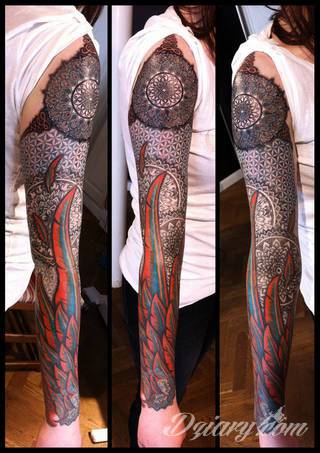 Niesamowite w swojej formie tatuaże-rękawy zajmują cała powierzchnię ramiona i przedramiona. Tworzą jednolitą zdobiącą ciało całość. Taki graficzny rękaw na skórze to tatuaż szczególnie ciekawy w przypadku aktywnych, silnych mężczyzn. 