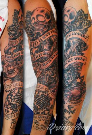 Niesamowite w swojej formie tatuaże-rękawy zajmują cała powierzchnię ramiona i przedramiona. Tworzą jednolitą zdobiącą ciało całość. Taki graficzny rękaw na skórze to tatuaż szczególnie ciekawy w przypadku aktywnych, silnych mężczyzn. 