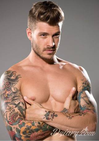 Niesamowite w swojej formie tatuaże-rękawy zajmują cała powierzchnię ramiona i przedramiona. Tworzą jednolitą zdobiącą ciało całość. Taki graficzny rękaw na skórze to tatuaż szczególnie ciekawy w przypadku aktywnych, silnych mężczyzn. 