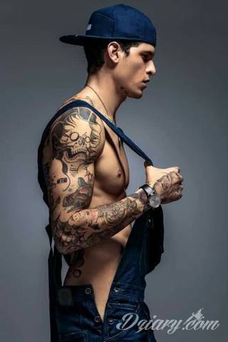 Niesamowite w swojej formie tatuaże-rękawy zajmują cała powierzchnię ramiona i przedramiona. Tworzą jednolitą zdobiącą ciało całość. Taki graficzny rękaw na skórze to tatuaż szczególnie ciekawy w przypadku aktywnych, silnych mężczyzn. 