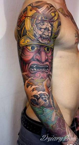 Niesamowite w swojej formie tatuaże-rękawy zajmują cała powierzchnię ramiona i przedramiona. Tworzą jednolitą zdobiącą ciało całość. Taki graficzny rękaw na skórze to tatuaż szczególnie ciekawy w przypadku aktywnych, silnych mężczyzn. 