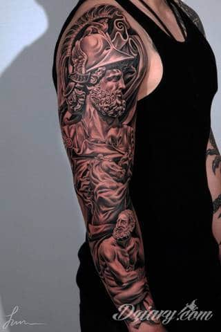 Niesamowite w swojej formie tatuaże-rękawy zajmują cała powierzchnię ramiona i przedramiona. Tworzą jednolitą zdobiącą ciało całość. Taki graficzny rękaw na skórze to tatuaż szczególnie ciekawy w przypadku aktywnych, silnych mężczyzn. 