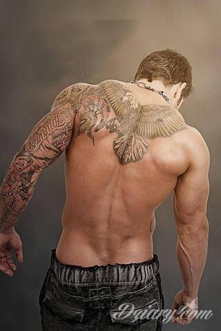 Niesamowite w swojej formie tatuaże-rękawy zajmują cała powierzchnię ramiona i przedramiona. Tworzą jednolitą zdobiącą ciało całość. Taki graficzny rękaw na skórze to tatuaż szczególnie ciekawy w przypadku aktywnych, silnych mężczyzn. 