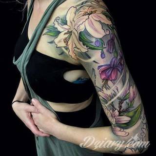 Niesamowite w swojej formie tatuaże-rękawy zajmują cała powierzchnię ramiona i przedramiona. Tworzą jednolitą zdobiącą ciało całość. Taki graficzny rękaw na skórze to tatuaż szczególnie ciekawy w przypadku aktywnych, silnych mężczyzn. 