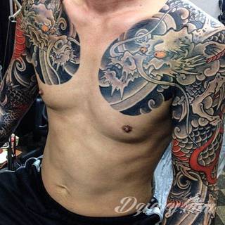 Niesamowite w swojej formie tatuaże-rękawy zajmują cała powierzchnię ramiona i przedramiona. Tworzą jednolitą zdobiącą ciało całość. Taki graficzny rękaw na skórze to tatuaż szczególnie ciekawy w przypadku aktywnych, silnych mężczyzn. 