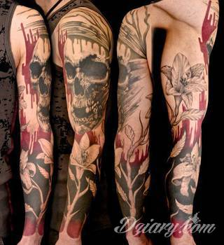 Niesamowite w swojej formie tatuaże-rękawy zajmują cała powierzchnię ramiona i przedramiona. Tworzą jednolitą zdobiącą ciało całość. Taki graficzny rękaw na skórze to tatuaż szczególnie ciekawy w przypadku aktywnych, silnych mężczyzn. 