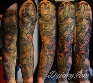 Niesamowite w swojej formie tatuaże-rękawy zajmują cała powierzchnię ramiona i przedramiona. Tworzą jednolitą zdobiącą ciało całość. Taki graficzny rękaw na skórze to tatuaż szczególnie ciekawy w przypadku aktywnych, silnych mężczyzn. 