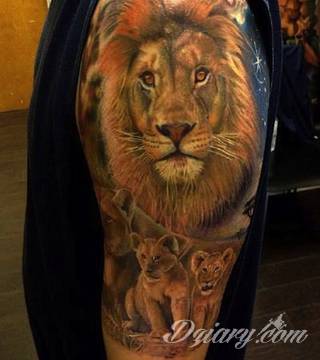 Niesamowite w swojej formie tatuaże-rękawy zajmują cała powierzchnię ramiona i przedramiona. Tworzą jednolitą zdobiącą ciało całość. Taki graficzny rękaw na skórze to tatuaż szczególnie ciekawy w przypadku aktywnych, silnych mężczyzn. 