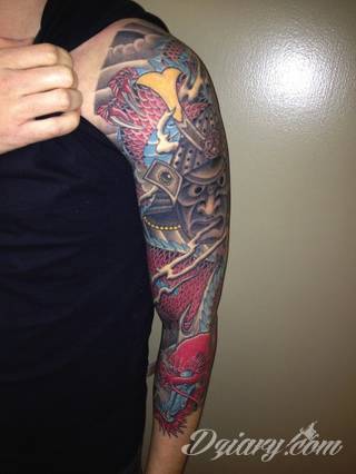 Niesamowite w swojej formie tatuaże-rękawy zajmują cała powierzchnię ramiona i przedramiona. Tworzą jednolitą zdobiącą ciało całość. Taki graficzny rękaw na skórze to tatuaż szczególnie ciekawy w przypadku aktywnych, silnych mężczyzn. 
