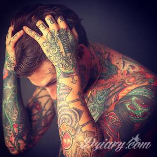 Niesamowite w swojej formie tatuaże-rękawy zajmują cała powierzchnię ramiona i przedramiona. Tworzą jednolitą zdobiącą ciało całość. Taki graficzny rękaw na skórze to tatuaż szczególnie ciekawy w przypadku aktywnych, silnych mężczyzn. 