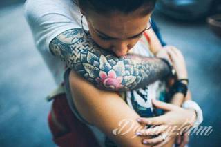 Niesamowite w swojej formie tatuaże-rękawy zajmują cała powierzchnię ramiona i przedramiona. Tworzą jednolitą zdobiącą ciało całość. Taki graficzny rękaw na skórze to tatuaż szczególnie ciekawy w przypadku aktywnych, silnych mężczyzn. 