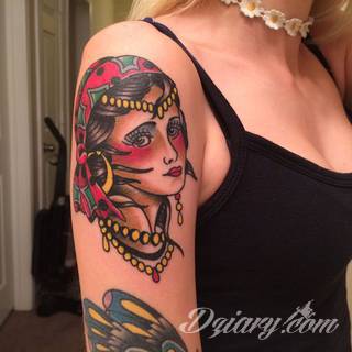 Niesamowite w swojej formie tatuaże-rękawy zajmują cała powierzchnię ramiona i przedramiona. Tworzą jednolitą zdobiącą ciało całość. Taki graficzny rękaw na skórze to tatuaż szczególnie ciekawy w przypadku aktywnych, silnych mężczyzn. 