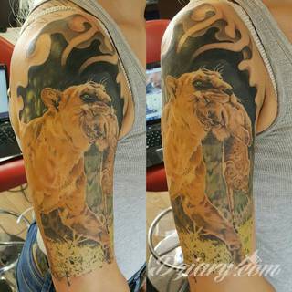 Niesamowite w swojej formie tatuaże-rękawy zajmują cała powierzchnię ramiona i przedramiona. Tworzą jednolitą zdobiącą ciało całość. Taki graficzny rękaw na skórze to tatuaż szczególnie ciekawy w przypadku aktywnych, silnych mężczyzn. 