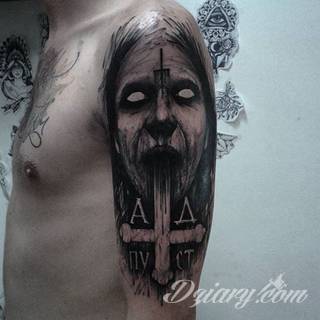 Niesamowite w swojej formie tatuaże-rękawy zajmują cała powierzchnię ramiona i przedramiona. Tworzą jednolitą zdobiącą ciało całość. Taki graficzny rękaw na skórze to tatuaż szczególnie ciekawy w przypadku aktywnych, silnych mężczyzn. 