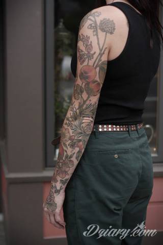 Niesamowite w swojej formie tatuaże-rękawy zajmują cała powierzchnię ramiona i przedramiona. Tworzą jednolitą zdobiącą ciało całość. Taki graficzny rękaw na skórze to tatuaż szczególnie ciekawy w przypadku aktywnych, silnych mężczyzn. 