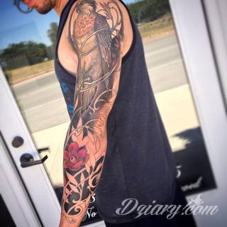 Niesamowite w swojej formie tatuaże-rękawy zajmują cała powierzchnię ramiona i przedramiona. Tworzą jednolitą zdobiącą ciało całość. Taki graficzny rękaw na skórze to tatuaż szczególnie ciekawy w przypadku aktywnych, silnych mężczyzn. 
