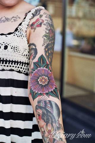 Niesamowite w swojej formie tatuaże-rękawy zajmują cała powierzchnię ramiona i przedramiona. Tworzą jednolitą zdobiącą ciało całość. Taki graficzny rękaw na skórze to tatuaż szczególnie ciekawy w przypadku aktywnych, silnych mężczyzn. 