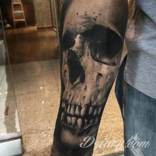 Niesamowite w swojej formie tatuaże-rękawy zajmują cała powierzchnię ramiona i przedramiona. Tworzą jednolitą zdobiącą ciało całość. Taki graficzny rękaw na skórze to tatuaż szczególnie ciekawy w przypadku aktywnych, silnych mężczyzn. 