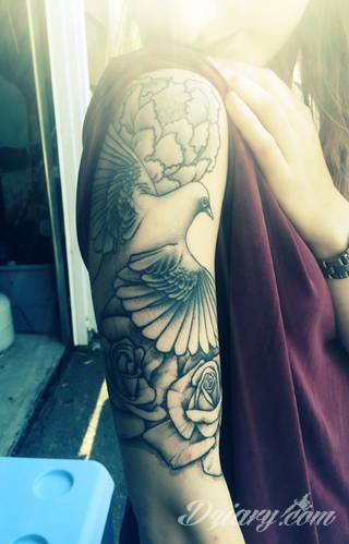 Niesamowite w swojej formie tatuaże-rękawy zajmują cała powierzchnię ramiona i przedramiona. Tworzą jednolitą zdobiącą ciało całość. Taki graficzny rękaw na skórze to tatuaż szczególnie ciekawy w przypadku aktywnych, silnych mężczyzn. 